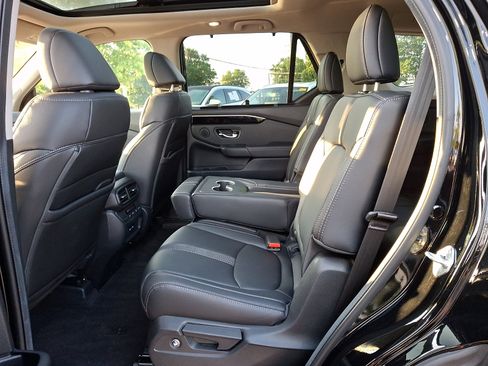 Used 2024 Honda Pilot Touring image 10