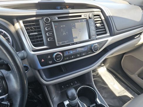 Used 2017 Toyota Highlander XLE w/ Carpet Mat Package AWD/4WD image 32