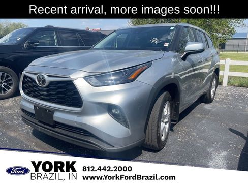 Used 2023 Toyota Highlander LE FWD image 1