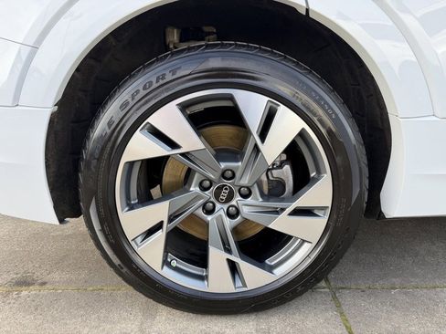 Used 2022 Audi e-tron Premium w/ Convenience Plus Package image 9