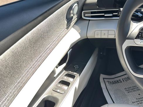 Used 2025 Hyundai Elantra Limited image 12