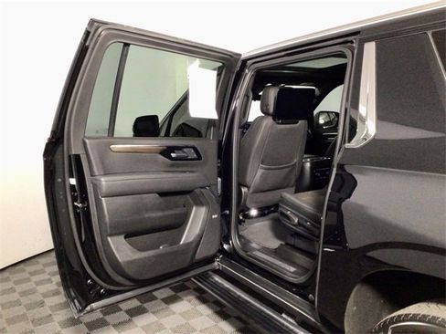 Used 2025 Chevrolet Suburban High Country image 29