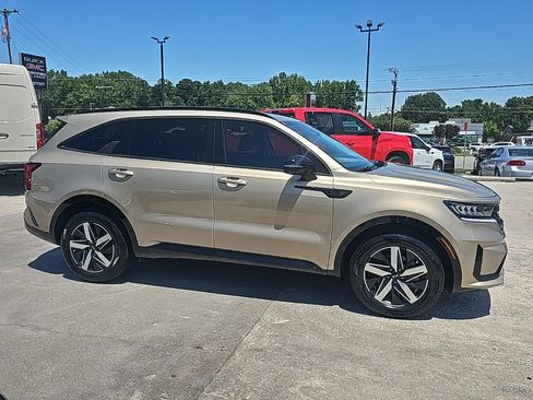 Used 2021 Kia Sorento S image 2