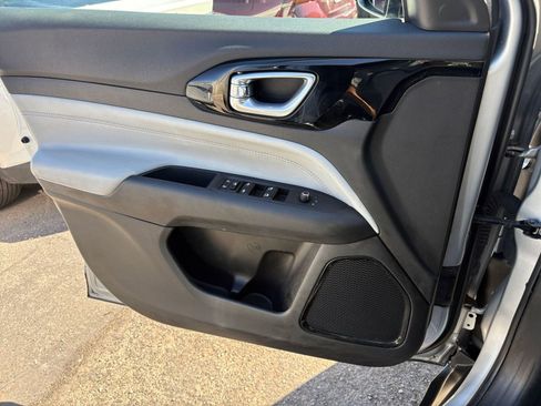 Used 2025 Jeep Compass Limited image 18