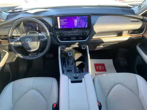 Used 2024 Toyota Grand Highlander Platinum image 16