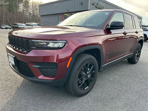 Used 2025 Jeep Grand Cherokee Laredo AWD/4WD image 9