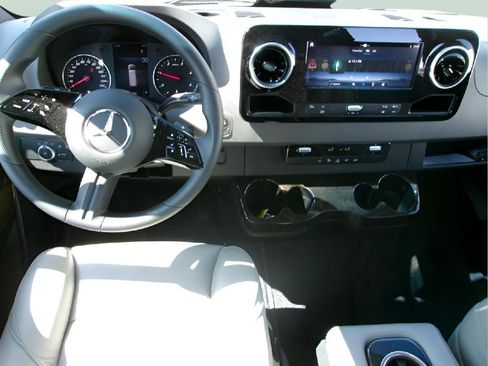 Used 2025 Mercedes-Benz Sprinter 2500 image 22