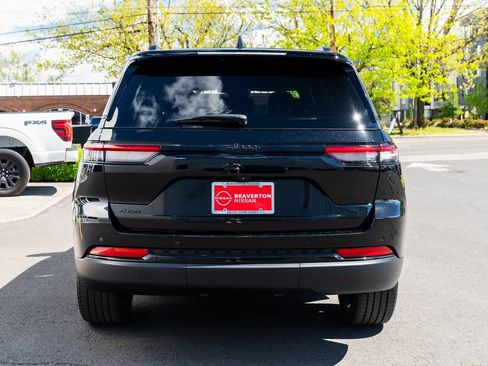 Used 2024 Jeep Grand Cherokee Altitude AWD/4WD image 5