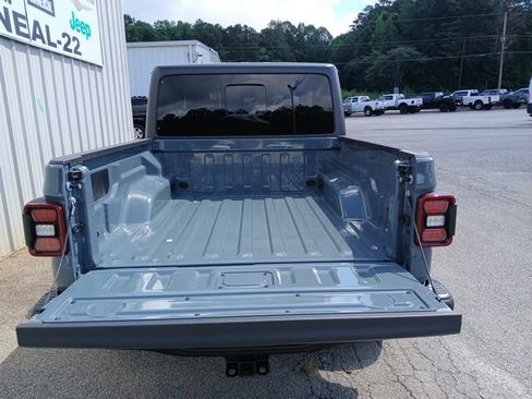 Used 2025 Jeep Gladiator Rubicon AWD/4WD image 6