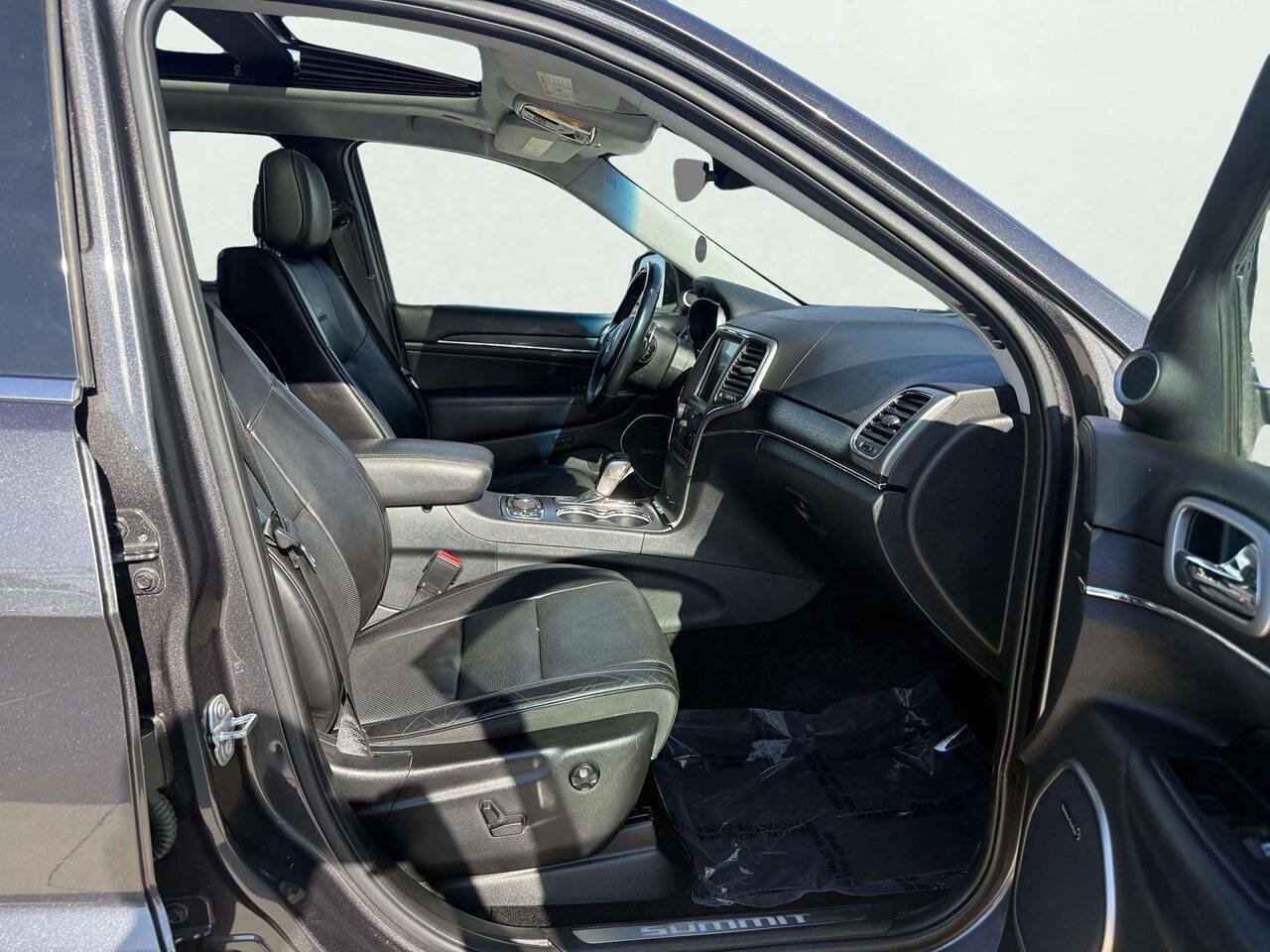 Used 2017 Jeep Grand Cherokee Summit AWD/4WD image 12