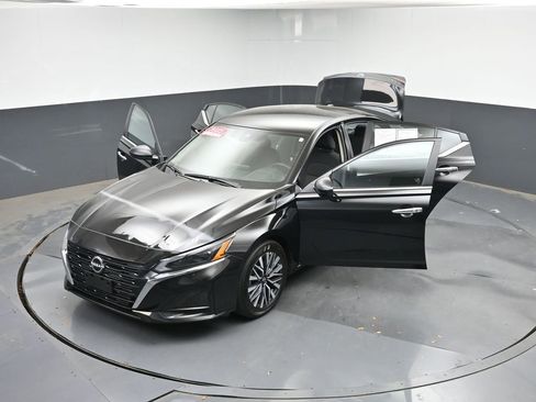 Used 2025 Nissan Altima 2.5 SV FWD image 40