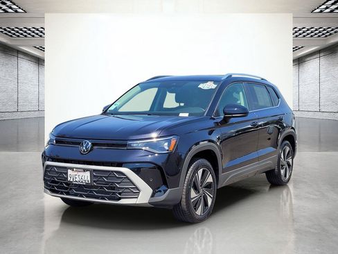 Certified 2025 Volkswagen Taos SE AWD/4WD image 11