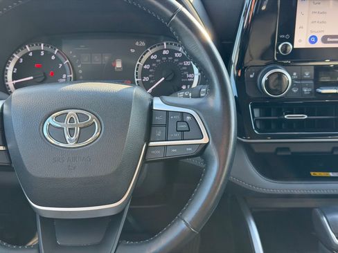 Used 2024 Toyota Highlander XLE image 32
