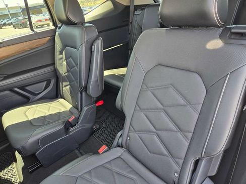 Used 2024 Volkswagen Atlas SE AWD/4WD image 11