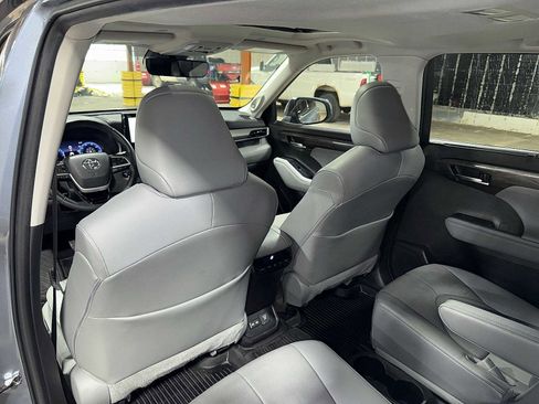 Used 2023 Toyota Highlander Limited AWD/4WD image 32