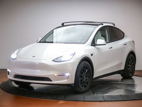 Used 2021 Tesla Model Y Long Range AWD/4WD image 1