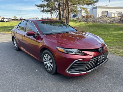 Used 2021 Toyota Camry LE image 3