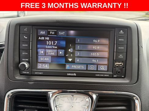 Used 2016 Chrysler Town & Country Touring FWD image 17