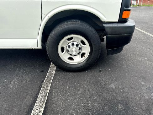 Used 2017 Chevrolet Express 2500 image 21