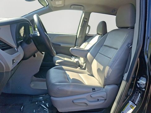 Used 2020 Toyota Sienna L image 13