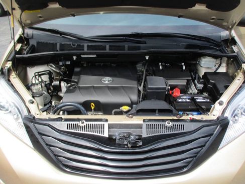 Used 2012 Toyota Sienna FWD image 29