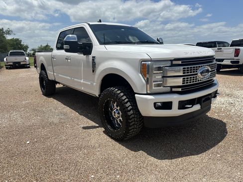 Used 2019 Ford F250 Platinum w/ Platinum Ultimate Package AWD/4WD image 3