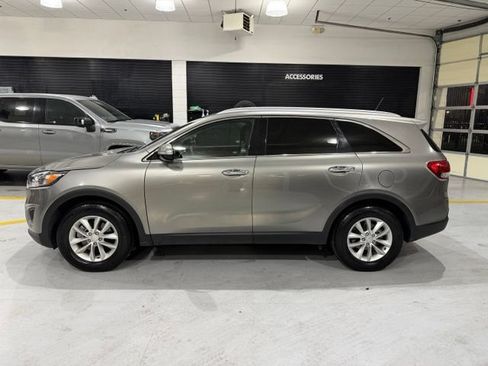Used 2017 Kia Sorento FWD image 4