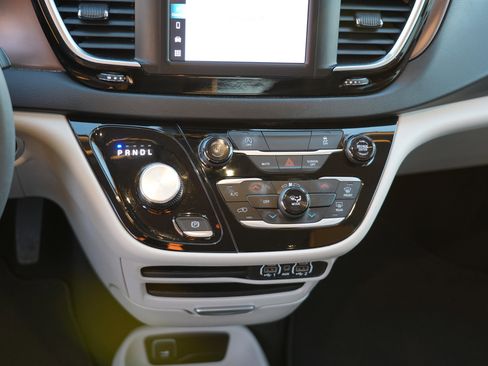 Used 2023 Chrysler Voyager LX image 26