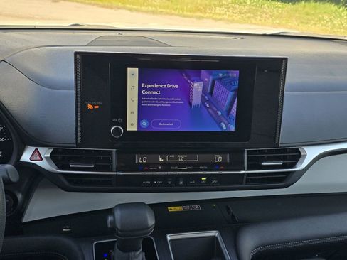 Used 2025 Toyota Sienna LE FWD image 16