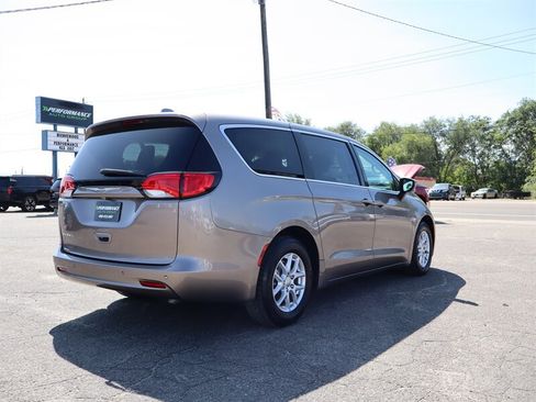 Used 2017 Chrysler Pacifica LX FWD image 4