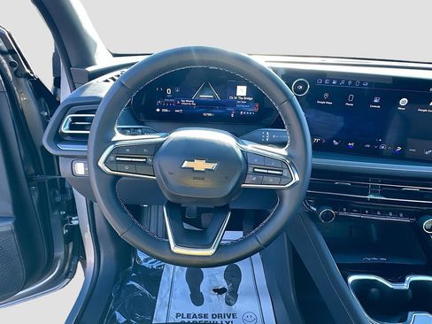 Used 2025 Chevrolet Traverse LT w/ Driver Confidence Package image 11