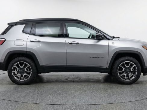 Used 2025 Jeep Compass Trailhawk AWD/4WD image 11