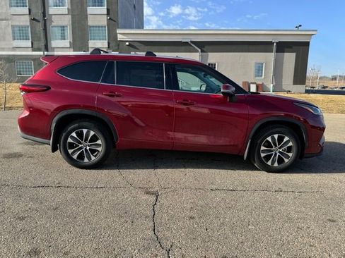 Used 2021 Toyota Highlander XLE image 13