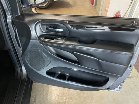 Used 2018 Dodge Grand Caravan SE FWD image 18