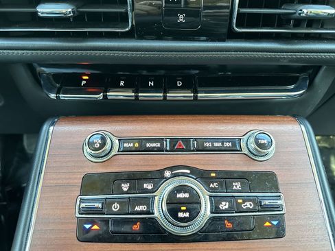 Used 2024 Lincoln Aviator Reserve AWD/4WD image 17