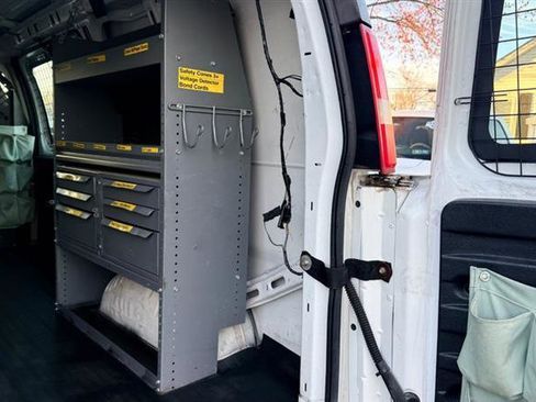 Used 2011 Chevrolet Express 2500 RWD image 30