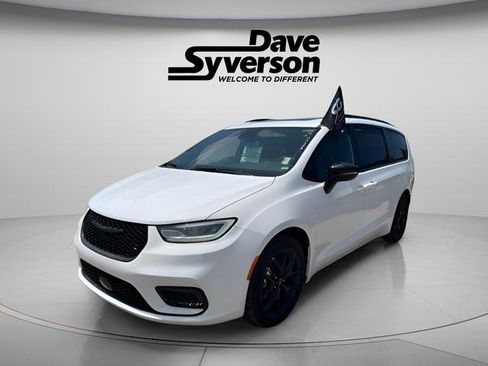 Used 2025 Chrysler Pacifica Limited FWD image 1