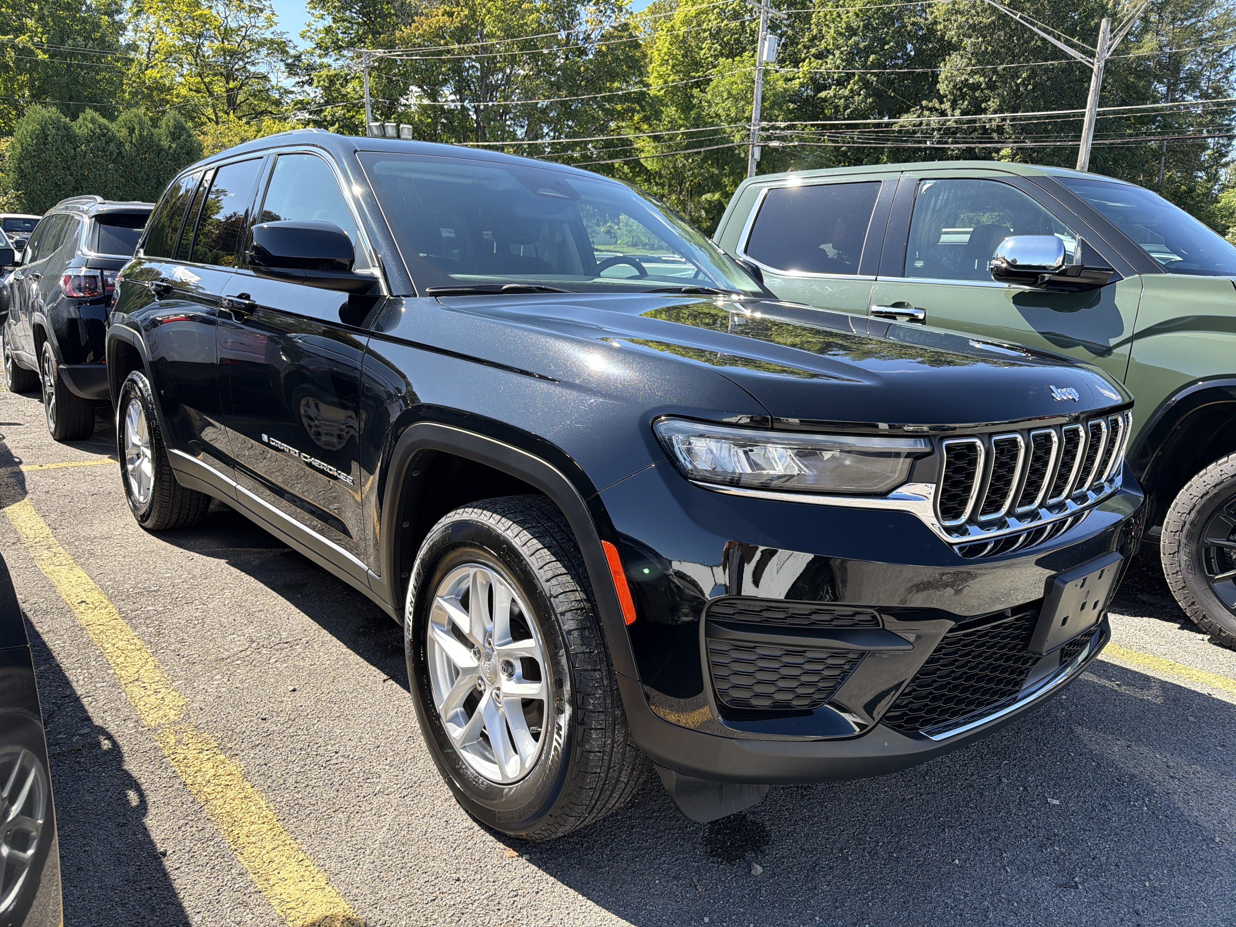 Used 2023 Jeep Grand Cherokee Laredo w/ Luxury Tech Group I AWD/4WD image 2