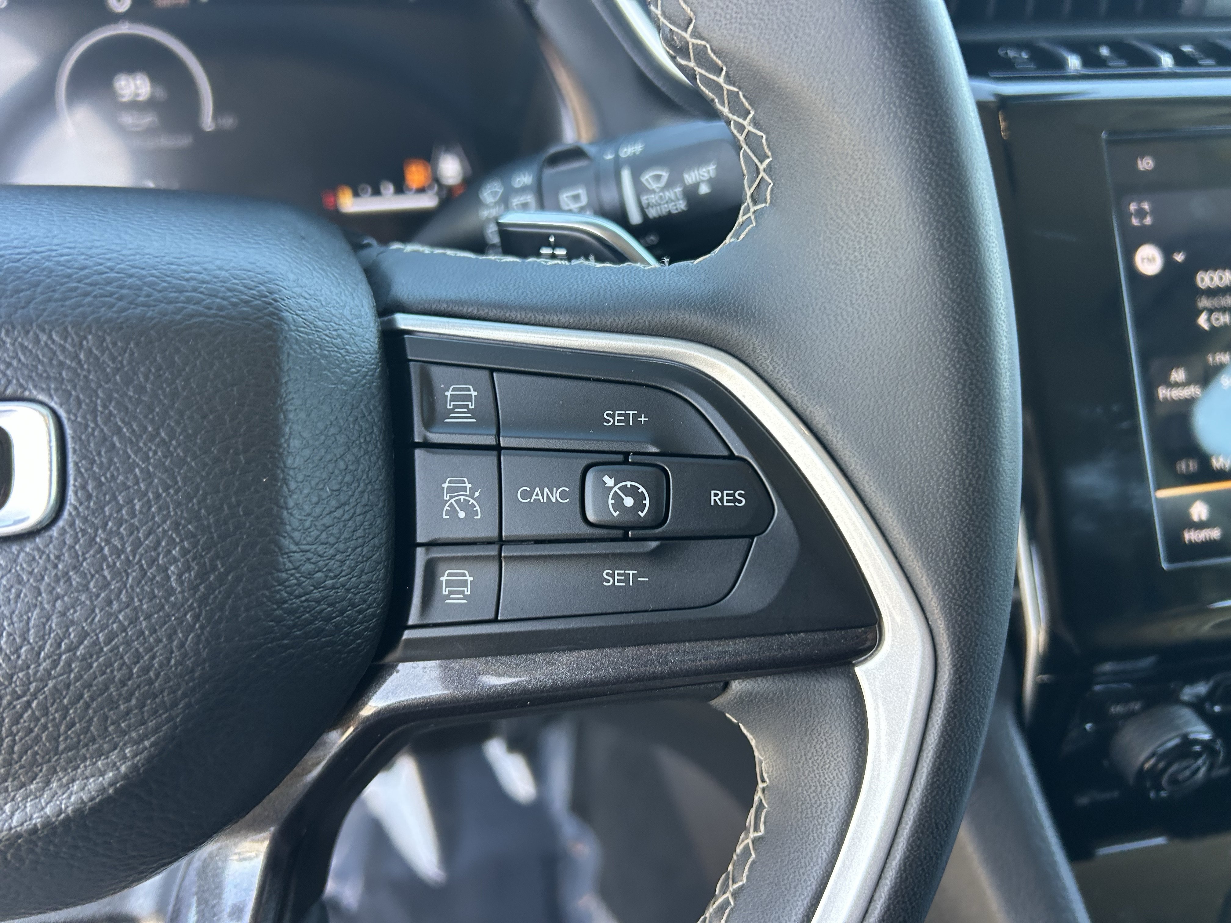 Used 2023 Jeep Grand Cherokee Laredo RWD image 28