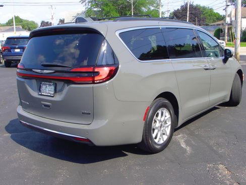 Used 2023 Chrysler Pacifica Touring-L FWD image 3