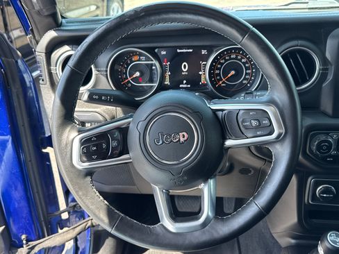 Used 2018 Jeep Wrangler Unlimited Sahara AWD/4WD image 15