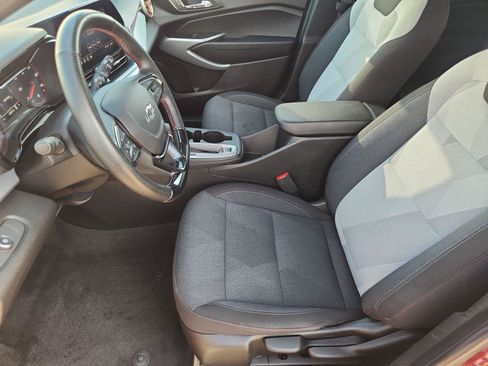 Used 2025 Chevrolet Trax RS w/ Sunroof Package FWD image 18