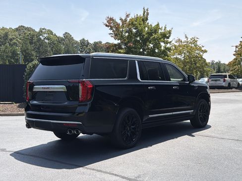 Used 2022 GMC Yukon XL Denali AWD/4WD image 3