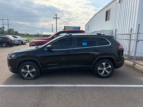 Used 2019 Jeep Cherokee Limited AWD/4WD image 2