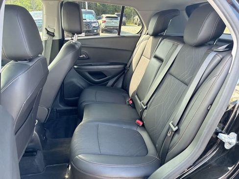 Used 2022 Chevrolet Trax LT w/ Midnight Edition FWD image 23