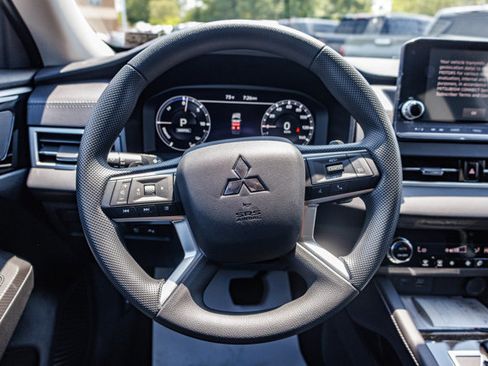 New 2025 Mitsubishi Outlander ES image 28