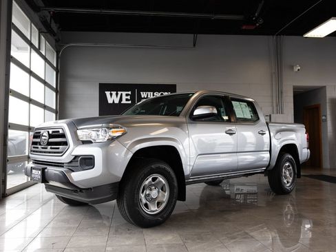 Used 2018 Toyota Tacoma SR w/ SR Convenience Package AWD/4WD image 2