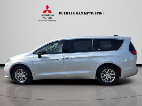 Used 2024 Chrysler Pacifica Touring-L FWD image 8