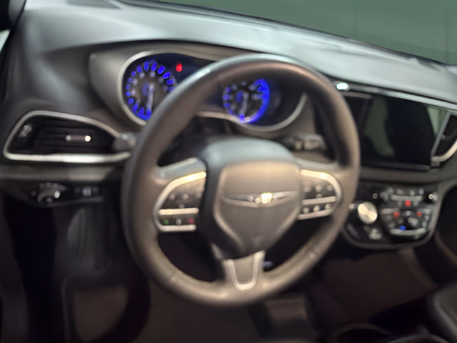 Used 2025 Chrysler Pacifica Select FWD image 18