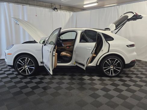 Certified 2025 Porsche Cayenne E-Hybrid Coupe AWD/4WD image 12
